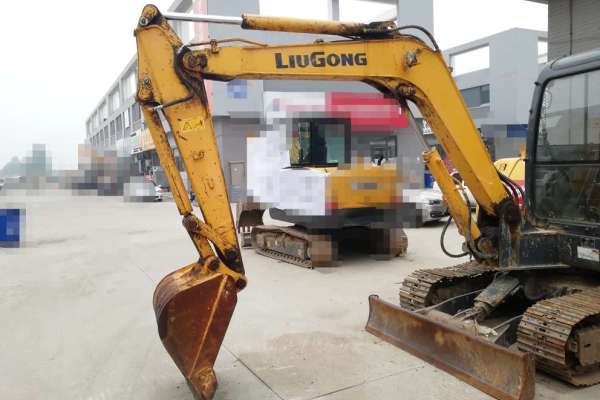 山东出售转让二手2200小时2015年柳工CLG906D挖掘机