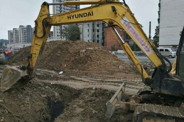 江西出售转让二手8000小时2011年现代R60挖掘机