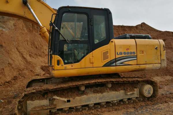 江西出售转让二手10000小时2010年龙工LG6225挖掘机