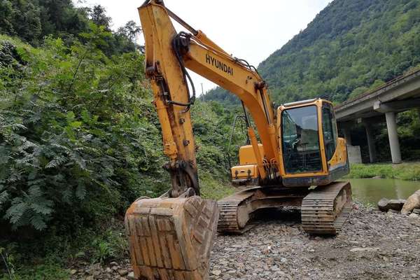 陕西出售转让二手6800小时2011年现代R150LC挖掘机