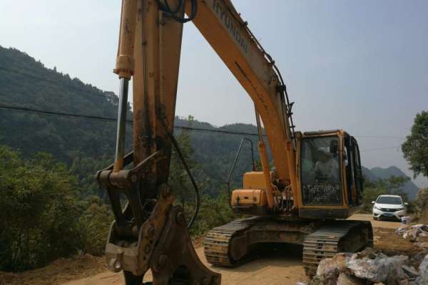 江西出售转让二手4500小时2014年现代R215挖掘机