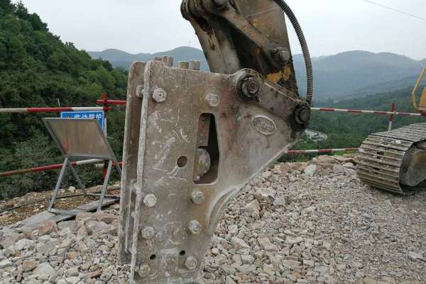 贵州出售转让二手9834小时2011年柳工CLG205C挖掘机