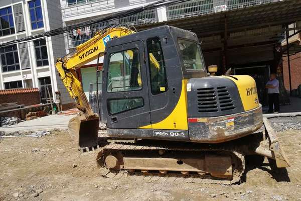 陕西出售转让二手8000小时2011年现代R80挖掘机