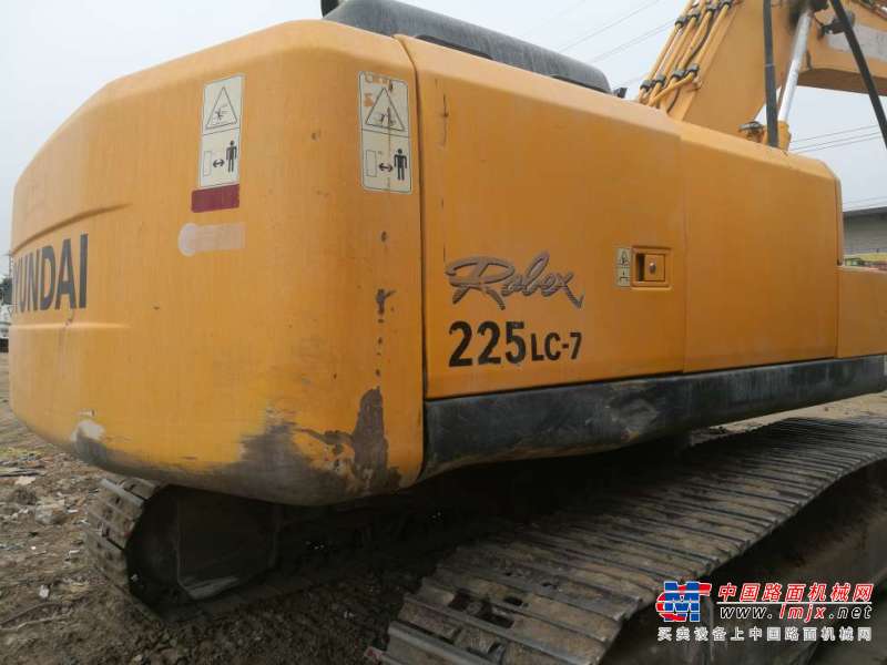 吉林出售转让二手9000小时2010年现代R225LC挖掘机