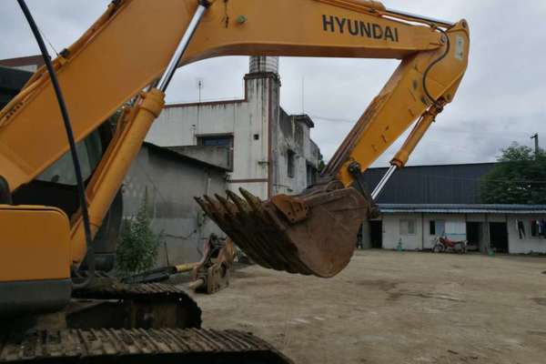 四川出售转让二手8750小时2011年现代R225挖掘机