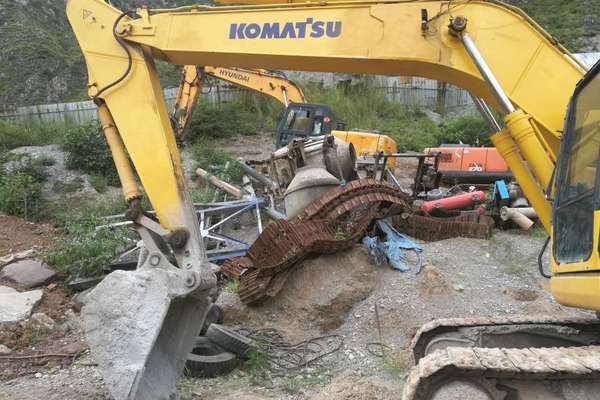 四川出售转让二手8760小时2012年小松PC220挖掘机
