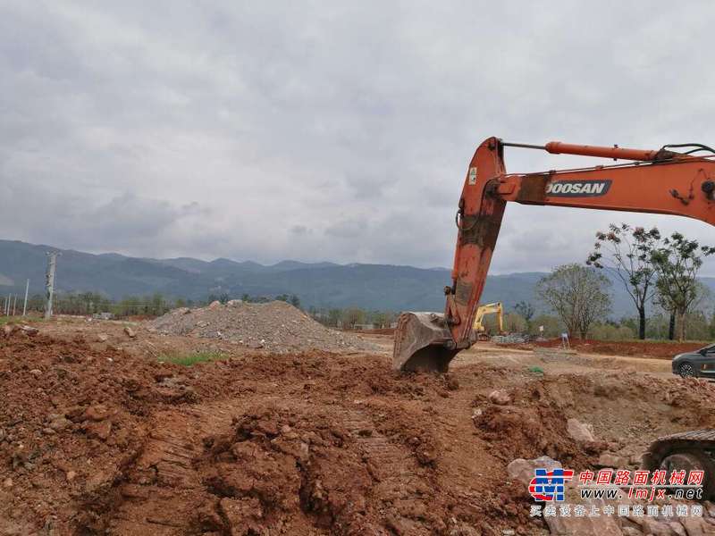 云南出售转让二手13000小时2008年斗山DH225挖掘机