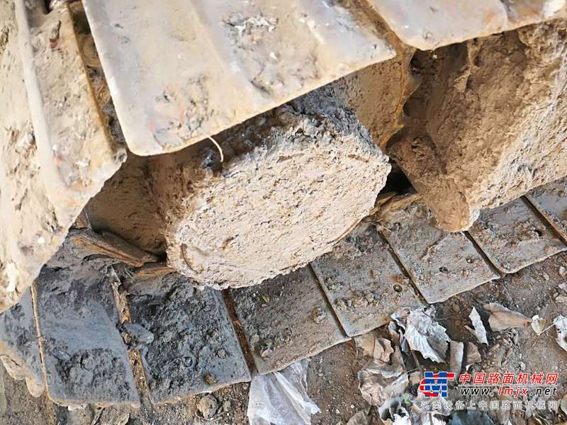 吉林出售转让二手9000小时2010年龙工LG6085挖掘机