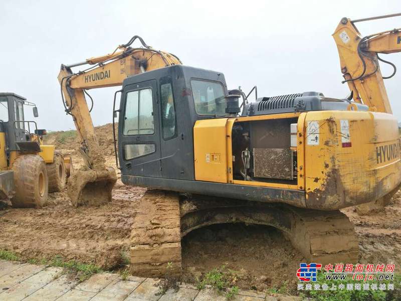 云南出售转让二手10000小时2010年现代R215挖掘机