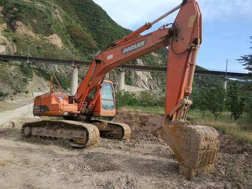 甘肃出售转让二手8000小时2009年斗山DH220LC挖掘机