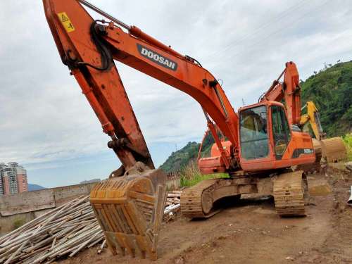 四川出售转让二手8000小时2011年斗山DH220LC挖掘机