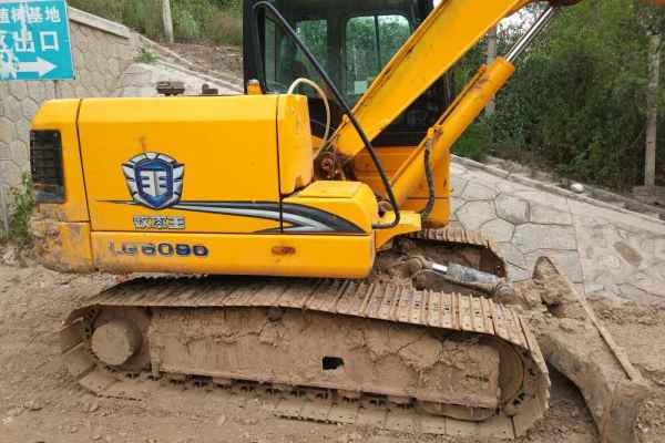 甘肃出售转让二手8000小时2012年龙工LG6075挖掘机