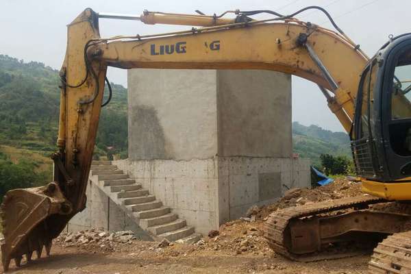 贵州出售转让二手5800小时2013年柳工CLG922D挖掘机