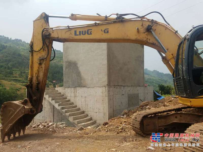 贵州出售转让二手5800小时2013年柳工CLG922D挖掘机