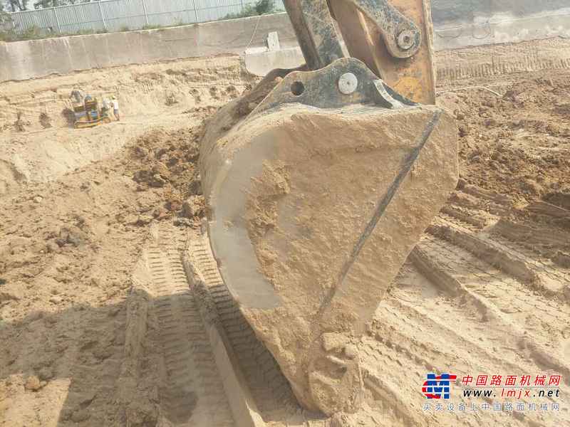 河南出售转让二手3865小时2013年现代R225LC挖掘机