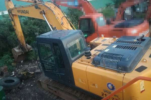 河南出售转让二手4000小时2014年现代R215挖掘机