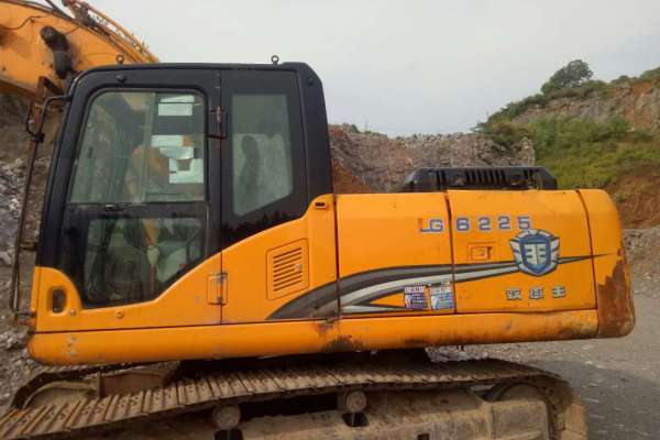 江西出售转让二手10000小时2011年龙工LG6215挖掘机