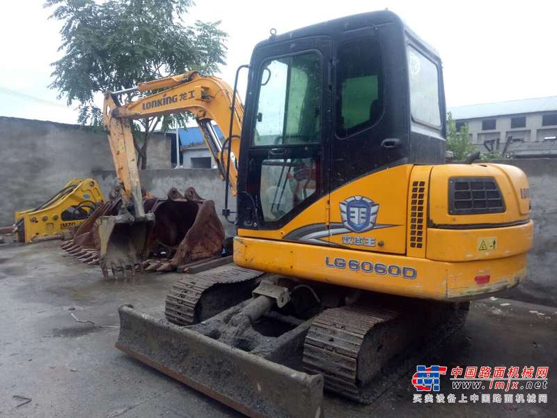 陕西出售转让二手2600小时2015年龙工LG6060D挖掘机