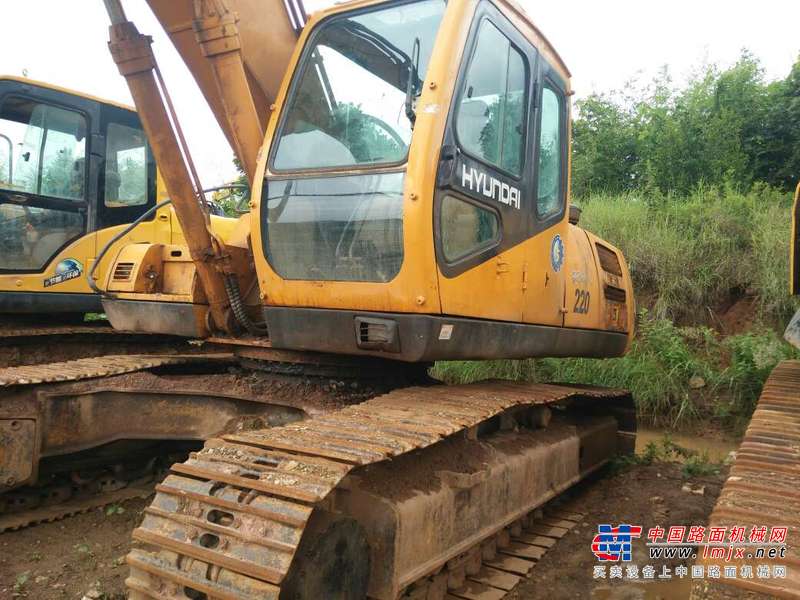 云南出售转让二手18936小时2005年现代R220LC挖掘机