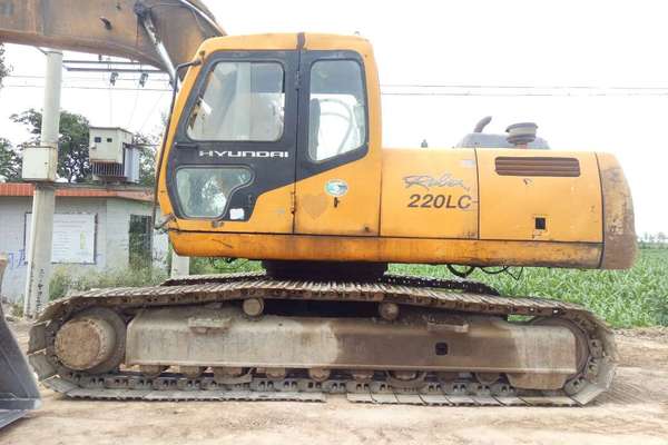 山西出售转让二手15000小时2003年现代R220LC挖掘机