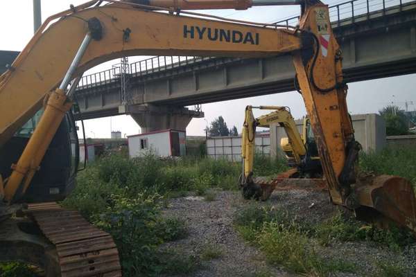 河北出售转让二手7000小时2011年现代R110挖掘机