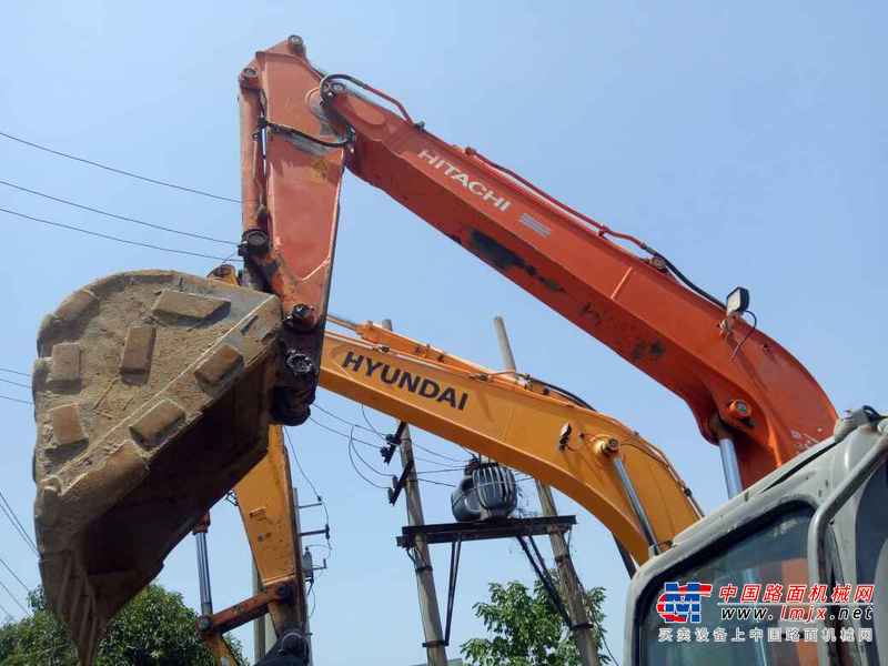陕西出售转让二手6700小时2010年日立ZX70挖掘机