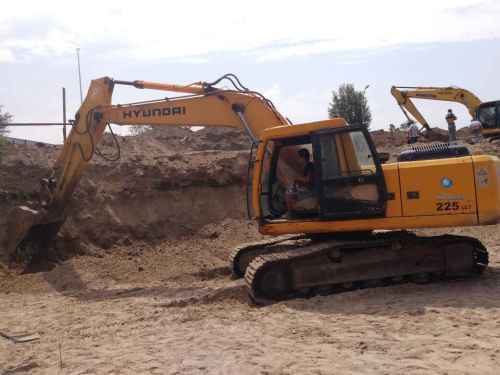内蒙古出售转让二手15000小时2006年现代R215挖掘机