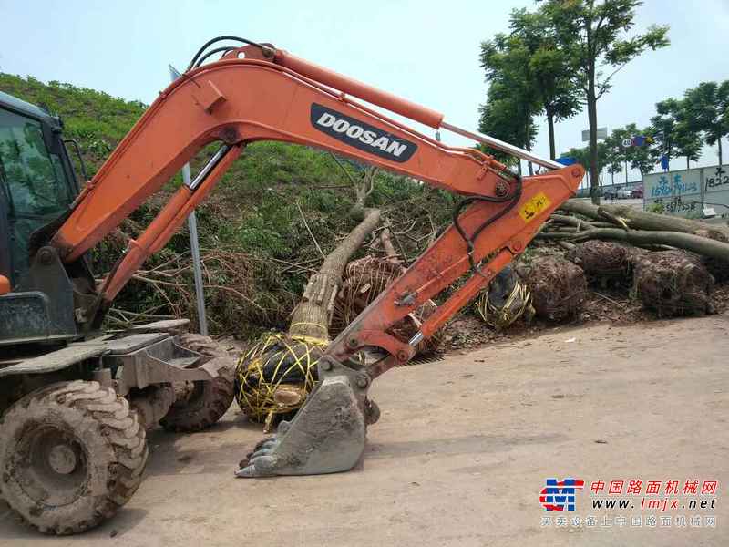 重庆出售转让二手4000小时2014年斗山轮挖DX60WS挖掘机