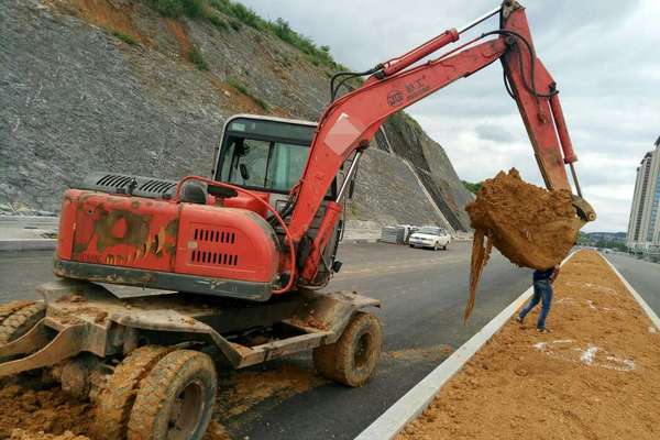 贵州出售转让二手4500小时2014年福建劲工轮挖JG608LS挖掘机