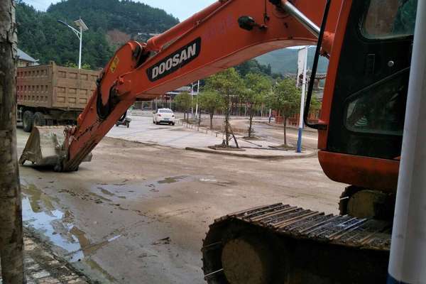 贵州出售转让二手7300小时2011年斗山DH220挖掘机