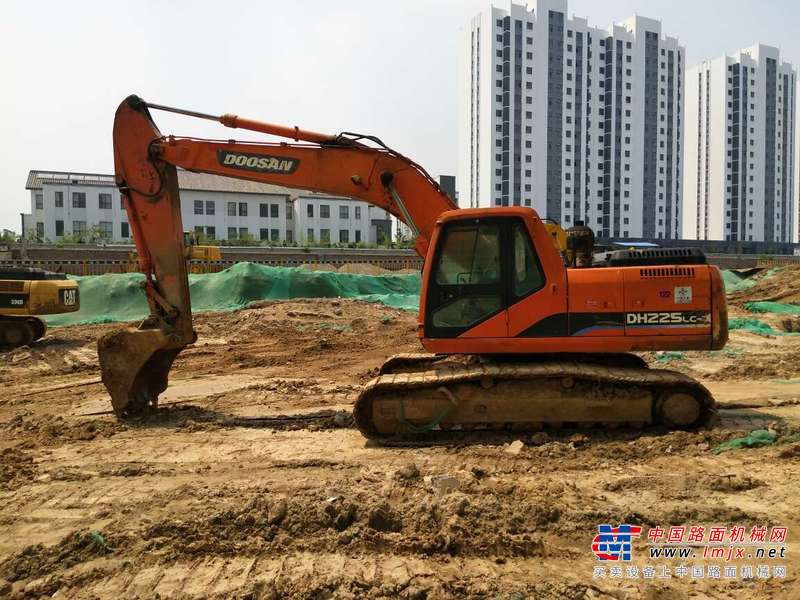 山东出售转让二手9000小时2010年斗山DH225LC挖掘机