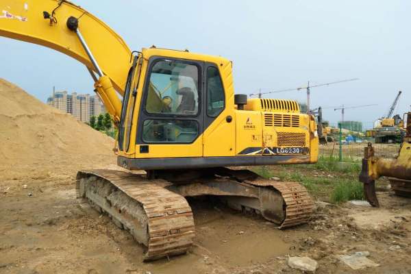山东出售转让二手4000小时2012年临工LG6210挖掘机