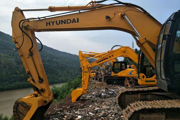 四川出售转让二手4000小时2011年现代R225LC挖掘机