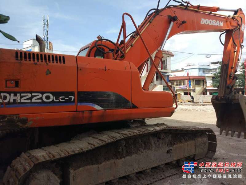 云南出售转让二手9800小时2009年斗山DH220LC挖掘机