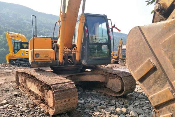 四川出售转让二手3746小时2012年现代R225LC挖掘机