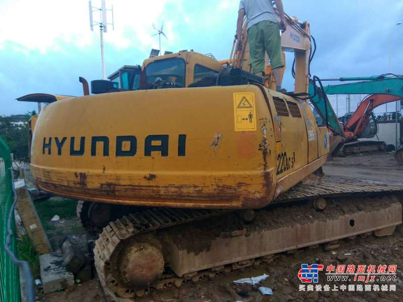 山东出售转让二手15000小时2003年现代R220LC挖掘机