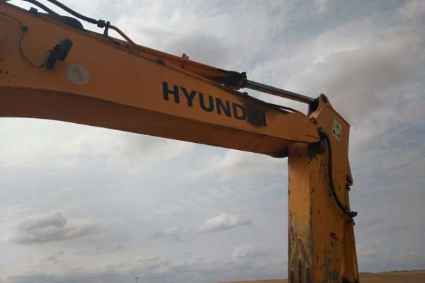 内蒙古出售转让二手13000小时2008年现代R305LC挖掘机