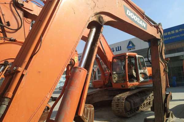 甘肃出售转让二手4000小时2011年斗山DX60挖掘机