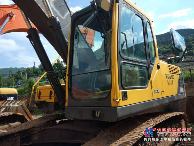 云南出售转让二手8000小时2011年沃尔沃EC240B挖掘机