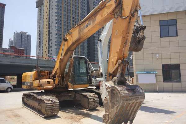 陕西出售转让二手8000小时2008年龙工LG6225挖掘机