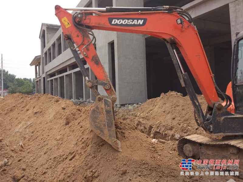 山东出售转让二手2500小时2015年斗山DX60挖掘机