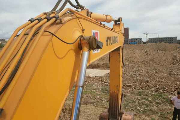 内蒙古出售转让二手8000小时2009年现代R265LC挖掘机
