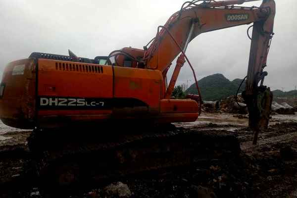 贵州出售转让二手7600小时2010年斗山DH225挖掘机