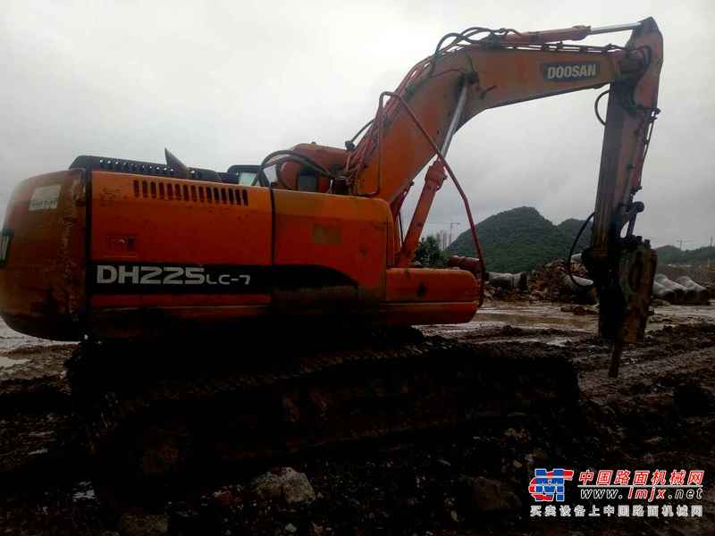 贵州出售转让二手7600小时2010年斗山DH225挖掘机
