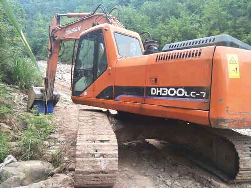 重庆出售转让二手6800小时2010年斗山DX300LC挖掘机