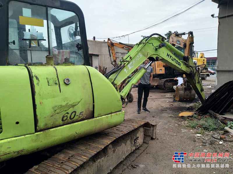 河北出售转让二手18000小时2004年现代R60挖掘机