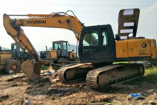 四川出售转让二手8000小时2012年现代R225LC挖掘机