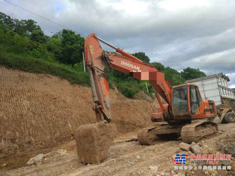 云南出售转让二手12000小时2009年斗山DH220挖掘机