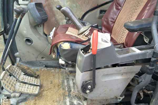 贵州出售转让二手8700小时2009年日立ZX240挖掘机