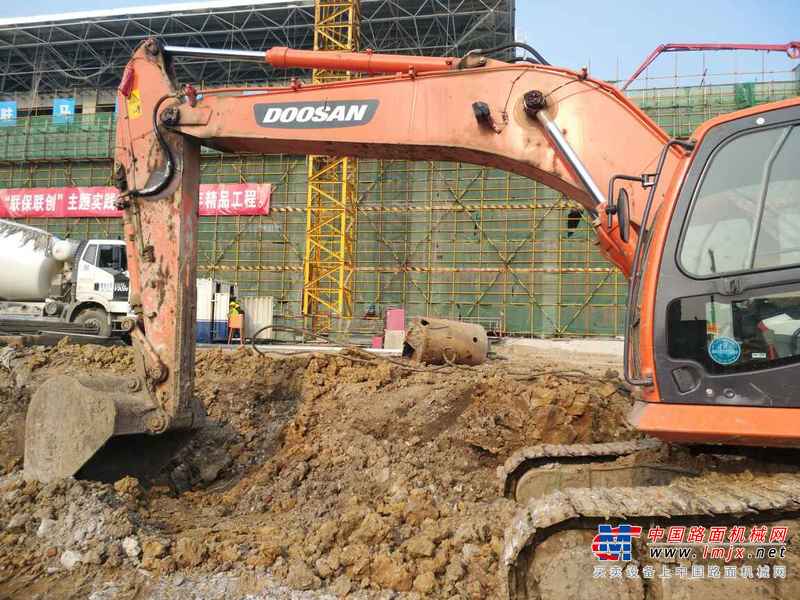 河南出售转让二手2400小时2014年斗山DX260LC挖掘机